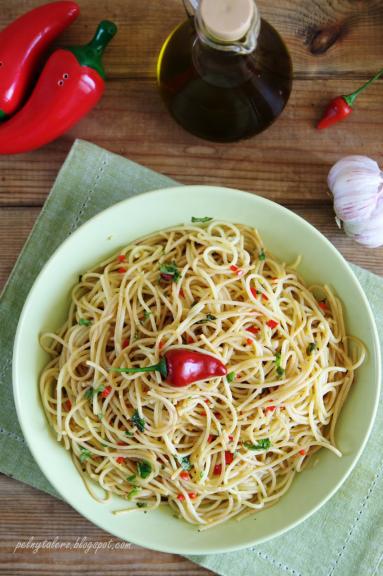 Zdjęcie - Spaghetti z czosnkiem, oliwą i peperoncino (Spaghetti alio olio e peperoncino) - Przepisy kulinarne ze zdjęciami