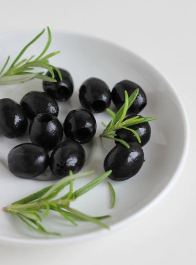 Zdjęcie - Chleb z czarnymi oliwkami i rozmarynem na zakwasie pszennym - Przepisy kulinarne ze zdjęciami
