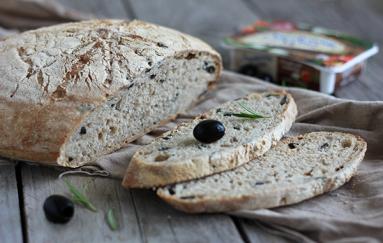 Zdjęcie - Chleb z czarnymi oliwkami i rozmarynem na zakwasie pszennym - Przepisy kulinarne ze zdjęciami