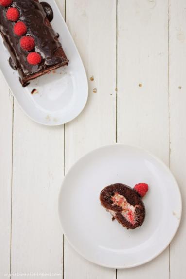 Zdjęcie - Rolada czekoladowo - malinowa - Przepisy kulinarne ze zdjęciami