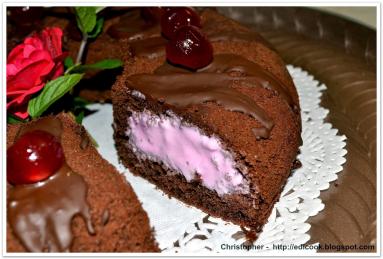 Zdjęcie - Mrożone ciasto czekoladowe z lodami wiśniowo-śmietankowymi. - Przepisy kulinarne ze zdjęciami