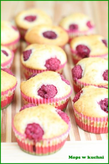Zdjęcie - Proste i szybkie muffinki z malinami - Przepisy kulinarne ze zdjęciami
