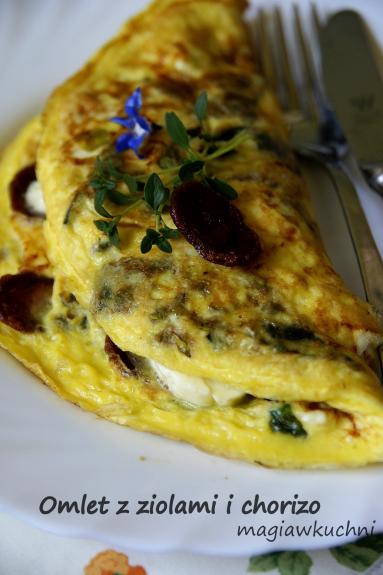 Zdjęcie - Omlet z ziołami i kiełbasą chorizo - Przepisy kulinarne ze zdjęciami