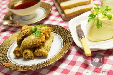 Zdjęcie - Pieczone roladki z kromek tostowych z łososiem i nutą pietruszki - Przepisy kulinarne ze zdjęciami
