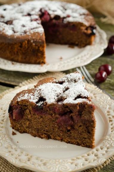 Zdjęcie - Brunatne ciasto z wiśniami - Przepisy kulinarne ze zdjęciami