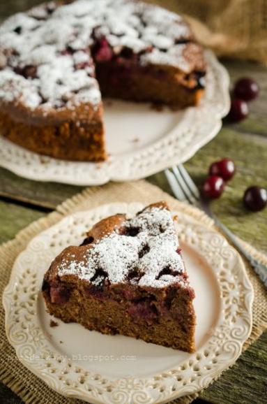 Zdjęcie - Brunatne ciasto z wiśniami - Przepisy kulinarne ze zdjęciami
