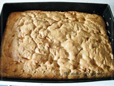 Zdjęcie - Delikatne ciasto z jabłkami i cynamonem - Przepisy kulinarne ze zdjęciami