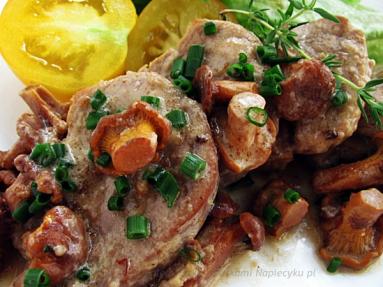Zdjęcie - Polędwiczki wieprzowe z kurkami - Przepisy kulinarne ze zdjęciami
