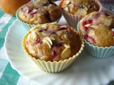 Zdjęcie - Migdałowe muffinki z jagodami i  truskawkami - Przepisy kulinarne ze zdjęciami