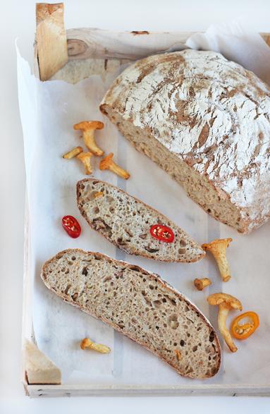 Zdjęcie - Chleb z kurkami i chilli na zakwasie - Przepisy kulinarne ze zdjęciami