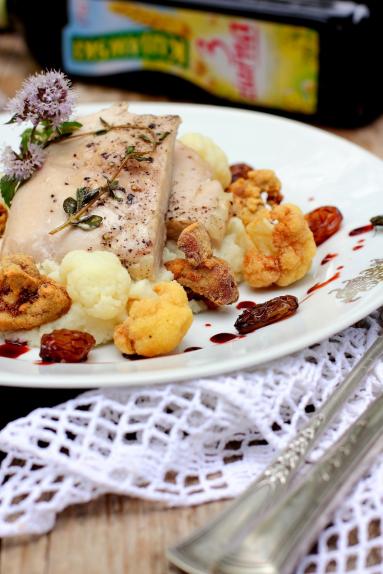 Zdjęcie - Perliczka sous vide na musie z kalafiora z mięsnym i kalafiorowym popcornem oraz winnymi rodzynkami - Przepisy kulinarne ze zdjęciami