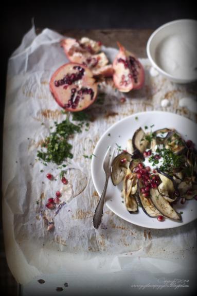 Zdjęcie - Gruzińska sałatka z bakłażanem i granatem - Badrijani salati (Georgian salad with eggplant and pomegranate). - Przepisy kulinarne ze zdjęciami