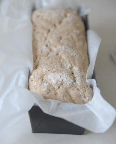 Zdjęcie - Chleb pełnoziarnisty z kefirem i koperkiem - Przepisy kulinarne ze zdjęciami