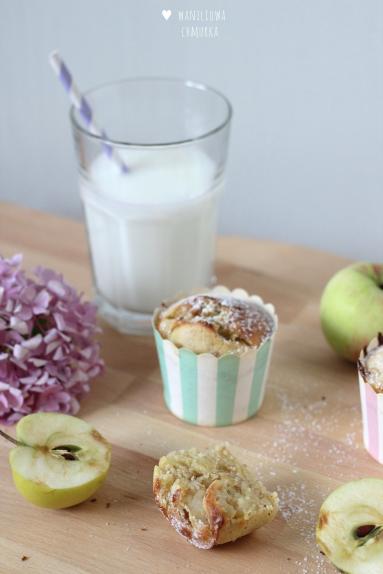 Zdjęcie - Pełnoziarniste muffiny z jabłkami - Przepisy kulinarne ze zdjęciami
