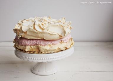Zdjęcie - Malinowy tort bezowy - Przepisy kulinarne ze zdjęciami