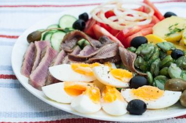 Zdjęcie - Sałatka nicejska z tuńczykiem i bobem - Przepisy kulinarne ze zdjęciami