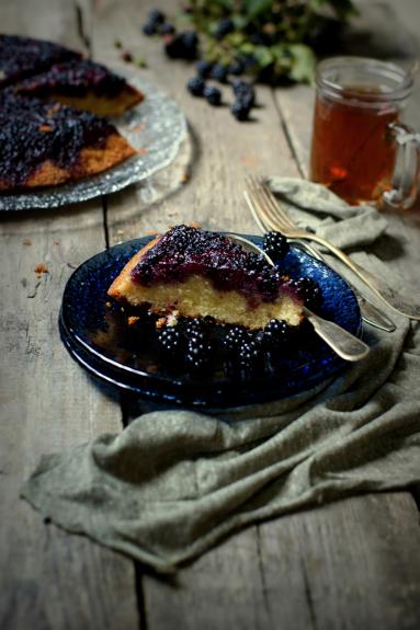 Zdjęcie - Odwracane ciastojeżynowe  z patelni - Blackberry upside down skillet cake - Przepisy kulinarne ze zdjęciami