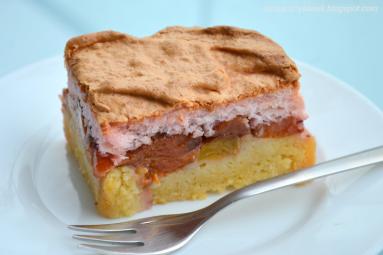 Zdjęcie - Ciasto ze śliwkami i kokosową, różową bezą - Przepisy kulinarne ze zdjęciami