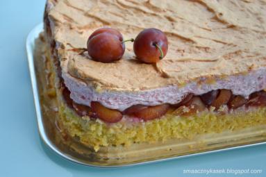Zdjęcie - Ciasto ze śliwkami i kokosową, różową bezą - Przepisy kulinarne ze zdjęciami