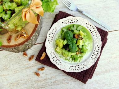 Zdjęcie - Sałatka z selerem naciowym i ananasem ( na słodko ) - Przepisy kulinarne ze zdjęciami