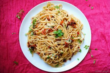 Zdjęcie - Spaghetti z suszonymi pomidorami i serem typu rokpol - Przepisy kulinarne ze zdjęciami