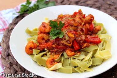 Zdjęcie - Tagliatelle z krewetkami w sosie pomidorowym - Przepisy kulinarne ze zdjęciami