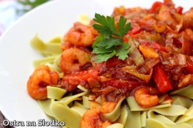 Zdjęcie - Tagliatelle z krewetkami w sosie pomidorowym - Przepisy kulinarne ze zdjęciami
