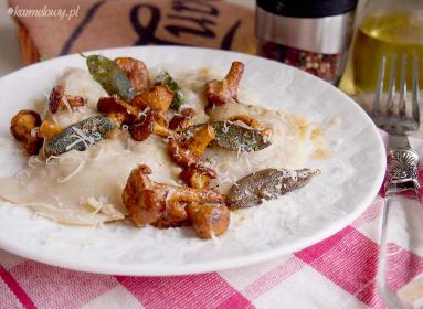 Zdjęcie - Pierogi z wołowiną i kurkami / Chanterelle and beef pierogies - Przepisy kulinarne ze zdjęciami