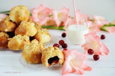 Zdjęcie - Bułki z wiśniami i migdałową kruszonką - Przepisy kulinarne ze zdjęciami