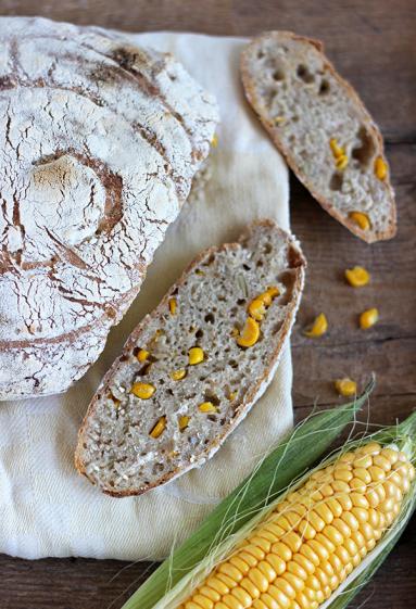 Zdjęcie - Chleb z karmelizowaną kukurydzą na zakwasie - Przepisy kulinarne ze zdjęciami