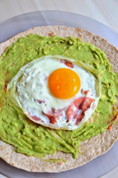 Zdjęcie - Wrap z pastą z awokado i jajkiem sadzonym - Przepisy kulinarne ze zdjęciami