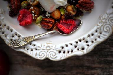 Zdjęcie - Waniliowy mus z jogurtu koziego z musli i sosem śliwkowym - Przepisy kulinarne ze zdjęciami