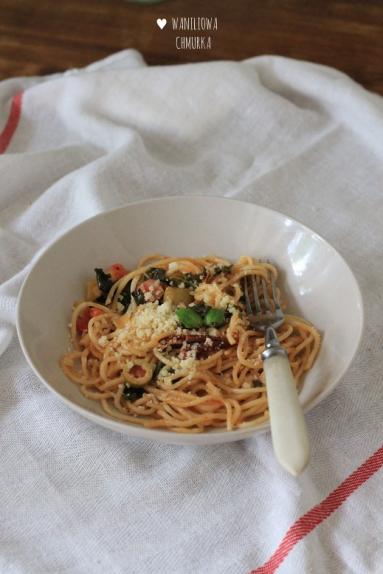Zdjęcie - Spaghetti z ostrym sosem i jarmużem - Przepisy kulinarne ze zdjęciami