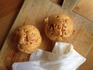 Zdjęcie - Słodko-gorzkie muffinki z czerwonym grejpfrutem i kremowym wierzchem - Przepisy kulinarne ze zdjęciami