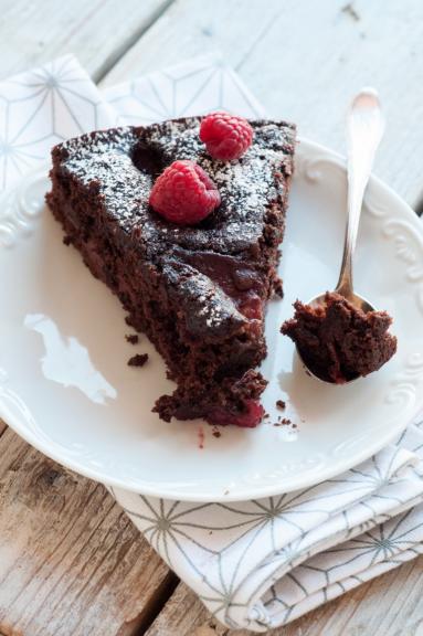 Zdjęcie - Dekadenckie ciasto czekoladowe ze śliwkami w porto - Przepisy kulinarne ze zdjęciami