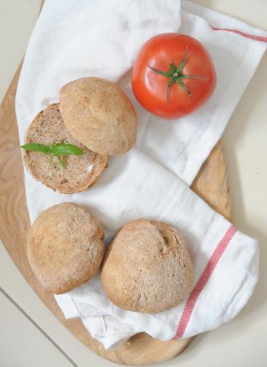Zdjęcie - Bułeczki pomidorowo-bazyliowe (na zakwasie) - Przepisy kulinarne ze zdjęciami