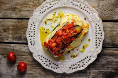 Zdjęcie - Warzywna lasagne z sosem z pieczonych pomidorów - Przepisy kulinarne ze zdjęciami