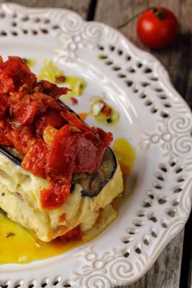 Zdjęcie - Warzywna lasagne z sosem z pieczonych pomidorów - Przepisy kulinarne ze zdjęciami