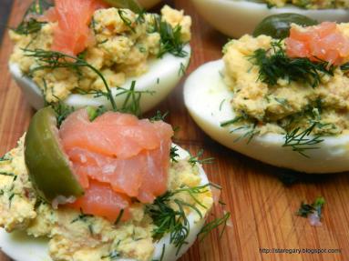 Zdjęcie - Jajka faszerowane wędzonym łososiem - Przepisy kulinarne ze zdjęciami
