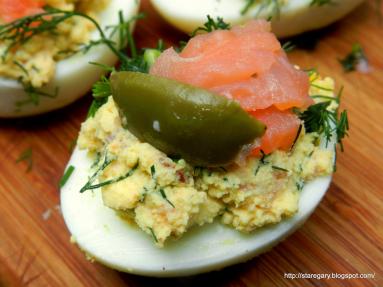 Zdjęcie - Jajka faszerowane wędzonym łososiem - Przepisy kulinarne ze zdjęciami