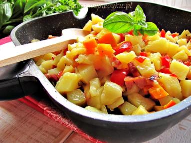 Zdjęcie - Ziemniaki prażone z warzywami - Przepisy kulinarne ze zdjęciami