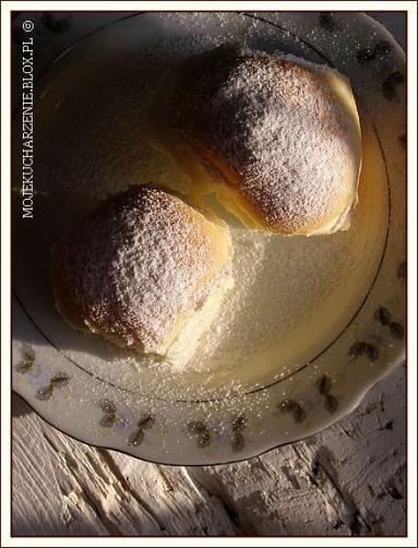 Zdjęcie - Buchty drożdżowe z truskawkowymi powidłami - Przepisy kulinarne ze zdjęciami