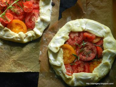 Zdjęcie - Placek z pomidorami - Przepisy kulinarne ze zdjęciami