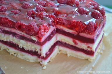 Zdjęcie - Grysikowy tort z malinami i galaretką - Przepisy kulinarne ze zdjęciami