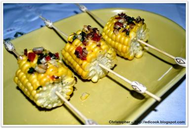 Zdjęcie - Pieczona kukurydza z ziołowo orzechową posypką. - Przepisy kulinarne ze zdjęciami