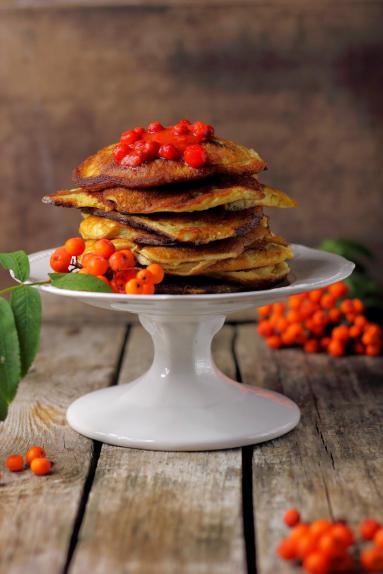 Zdjęcie - Serowe placuszki z jabłkami i sosem jarzębinowym - Przepisy kulinarne ze zdjęciami