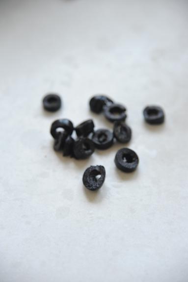 Zdjęcie - Chlebki naan z czarnymi oliwkami i bazylią - Przepisy kulinarne ze zdjęciami