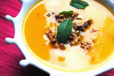 Zdjęcie - Zupa z dyni z mlekiem kokosowym i orzechami włoskimi - Przepisy kulinarne ze zdjęciami