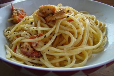 Zdjęcie - Spaghetti z kawałkami tuńczyka - Przepisy kulinarne ze zdjęciami