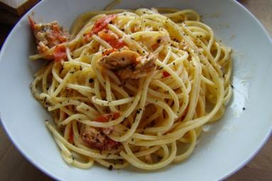 Zdjęcie - Spaghetti z kawałkami tuńczyka - Przepisy kulinarne ze zdjęciami